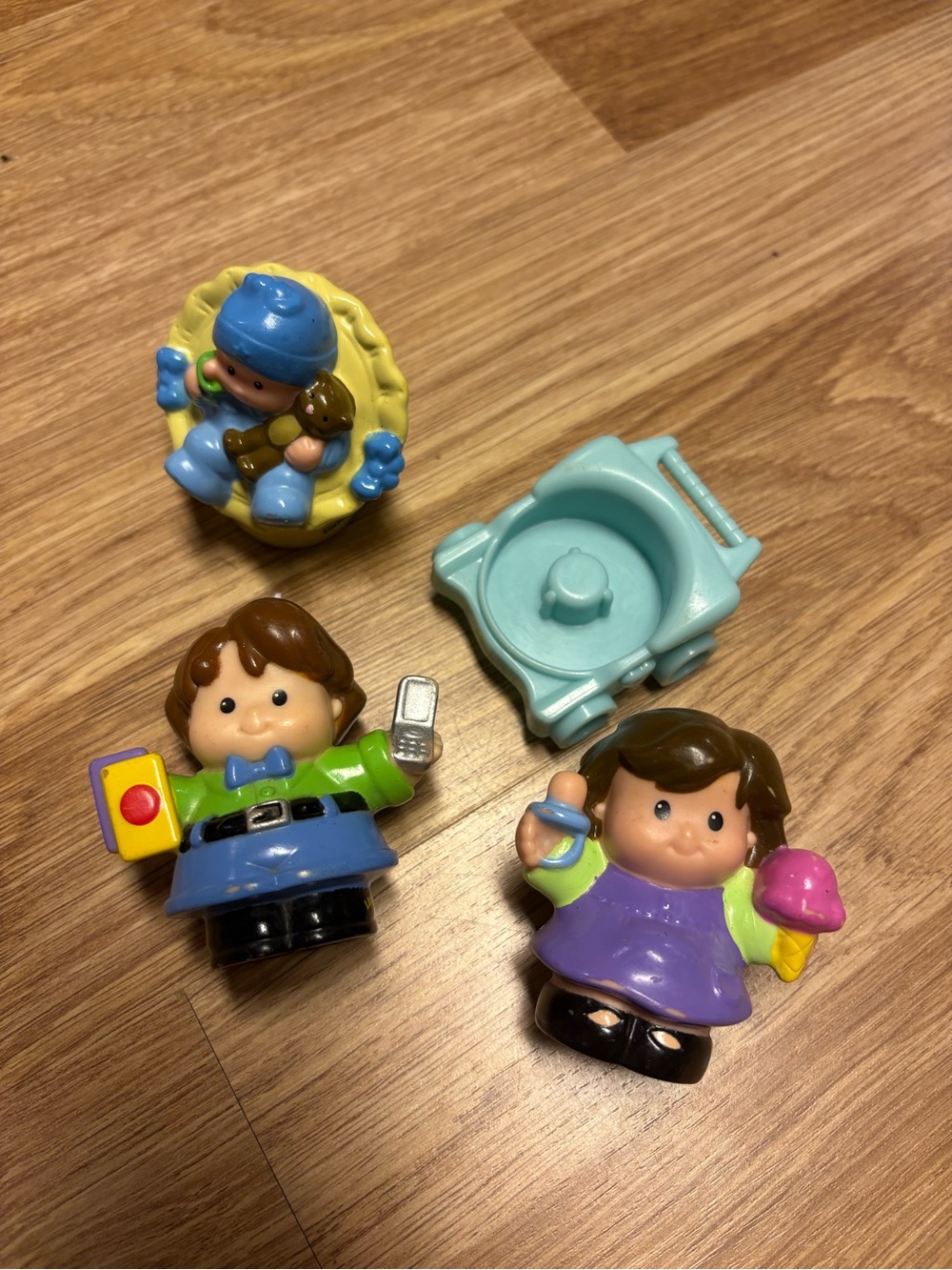 Fisher-Price Little People Set - mom dad and baby